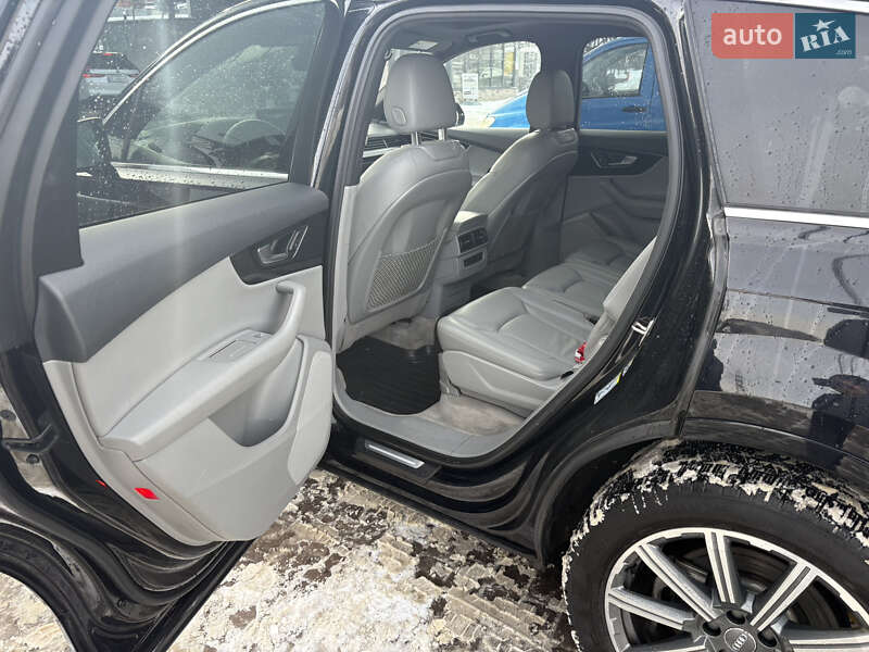 Внедорожник / Кроссовер Audi Q7 2017 в Новояворовске