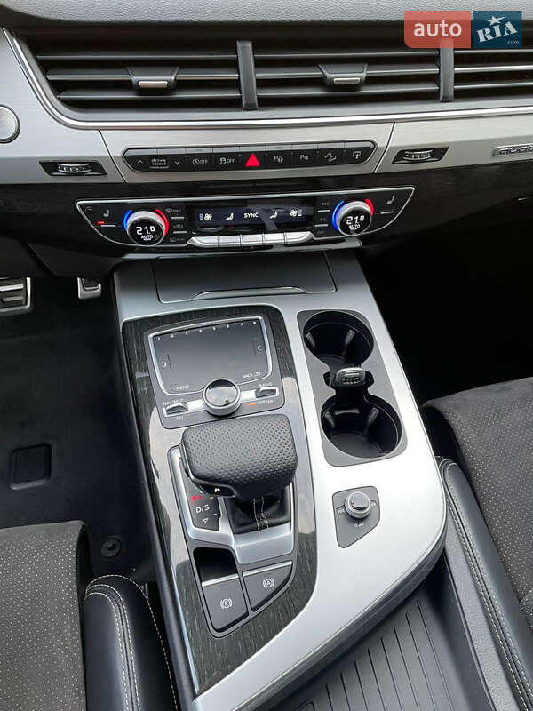 Позашляховик / Кросовер Audi Q7 2015 в Ужгороді