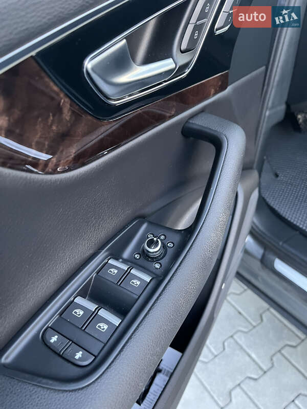 Позашляховик / Кросовер Audi Q7 2016 в Хусті