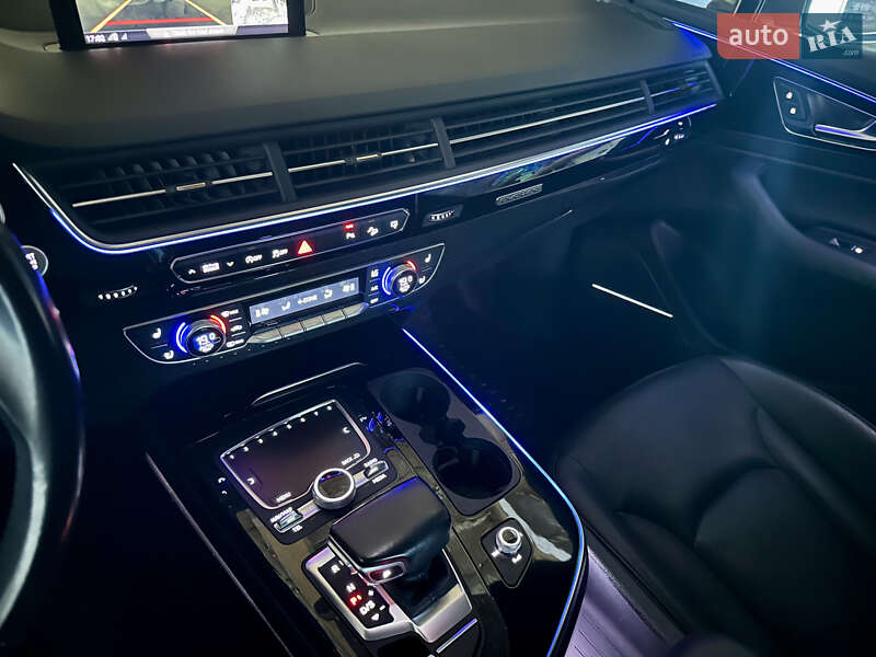 Позашляховик / Кросовер Audi Q7 2016 в Городищеві