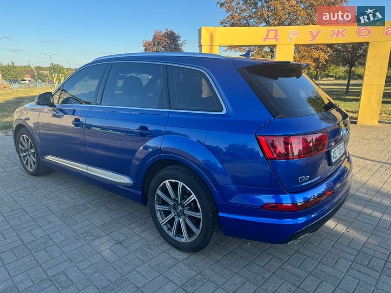 Позашляховик / Кросовер Audi Q7 2016 в Синельниковому