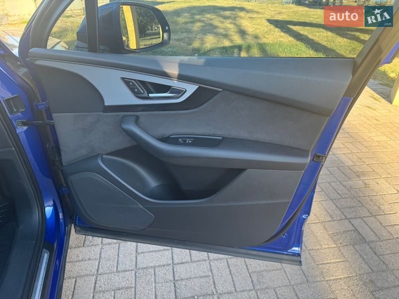 Позашляховик / Кросовер Audi Q7 2016 в Синельниковому