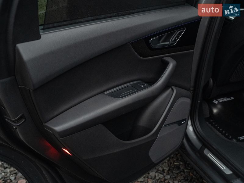 Внедорожник / Кроссовер Audi Q7 2017 в Черновцах
