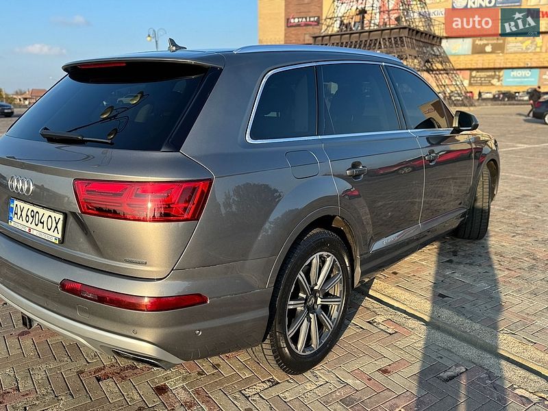Позашляховик / Кросовер Audi Q7 2015 в Краснограді