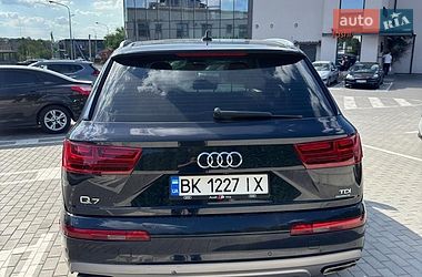 Позашляховик / Кросовер Audi Q7 2015 в Рівному