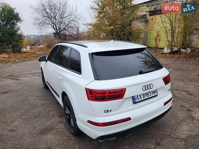 Позашляховик / Кросовер Audi Q7 2018 в Градизьку
