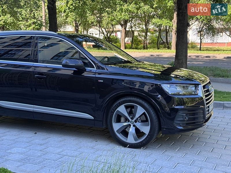 Позашляховик / Кросовер Audi Q7 2017 в Рівному
