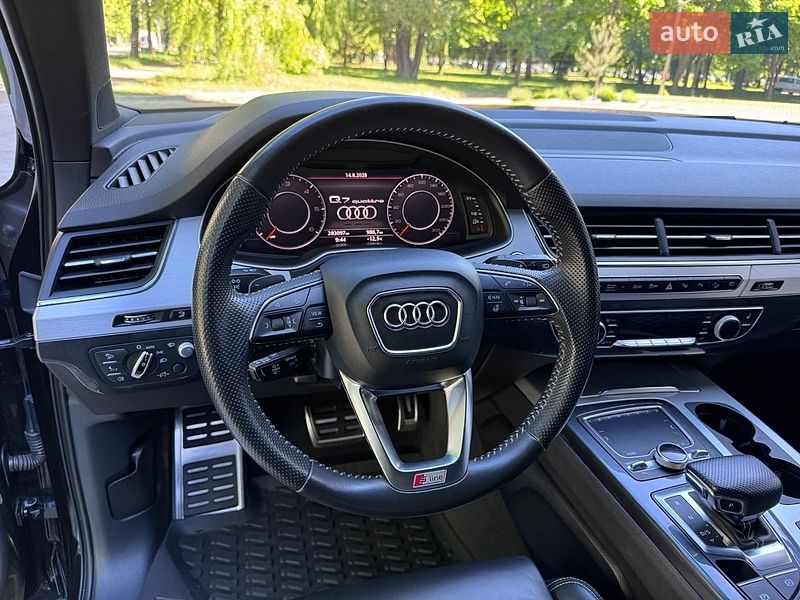 Позашляховик / Кросовер Audi Q7 2017 в Рівному