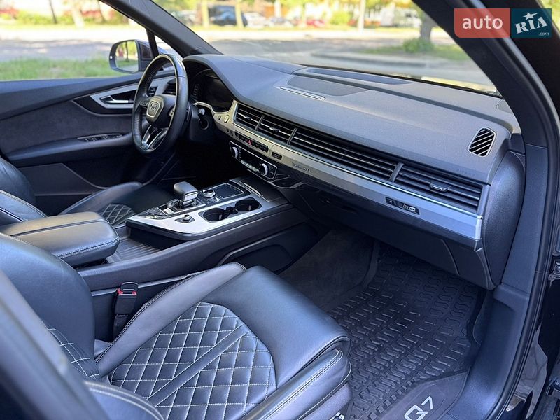 Позашляховик / Кросовер Audi Q7 2017 в Рівному