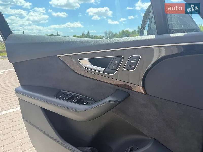 Audi Q7 2018 VIN WA1VAAF79JD033676 фото оголошення 31 з 71