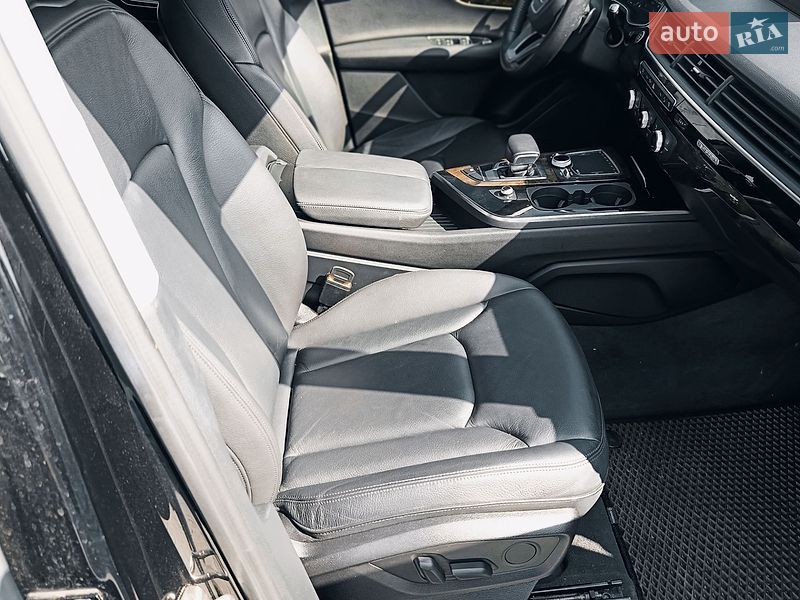 Позашляховик / Кросовер Audi Q7 2017 в Східниці