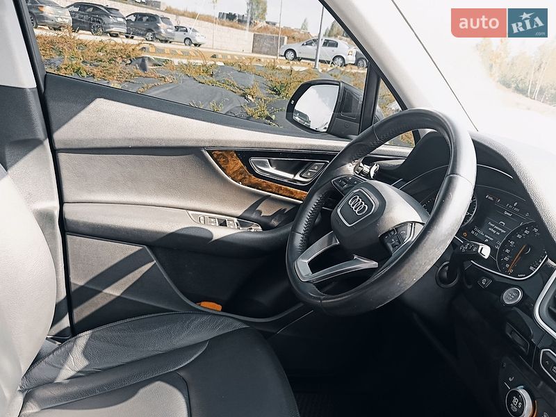 Позашляховик / Кросовер Audi Q7 2017 в Східниці