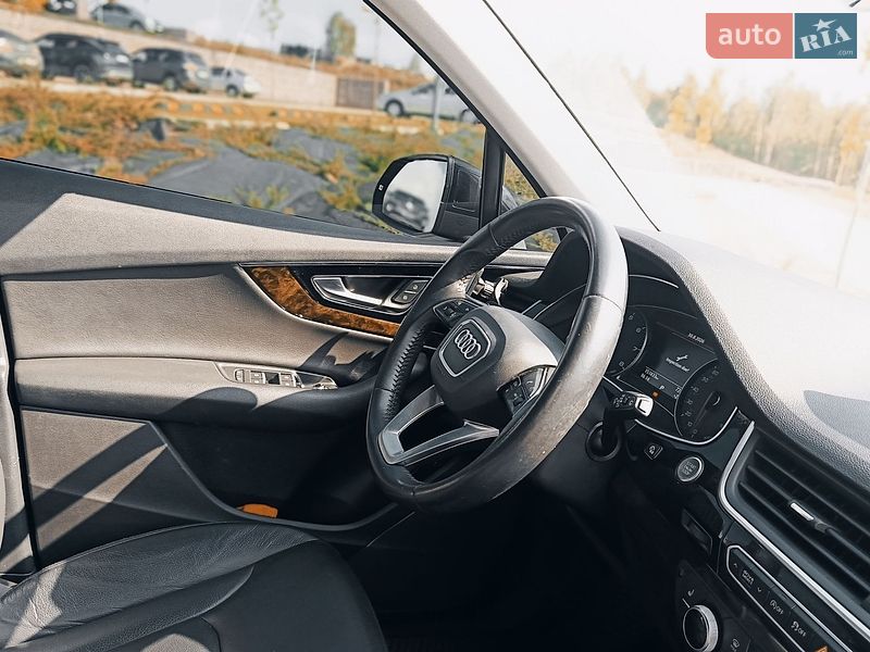 Позашляховик / Кросовер Audi Q7 2017 в Східниці