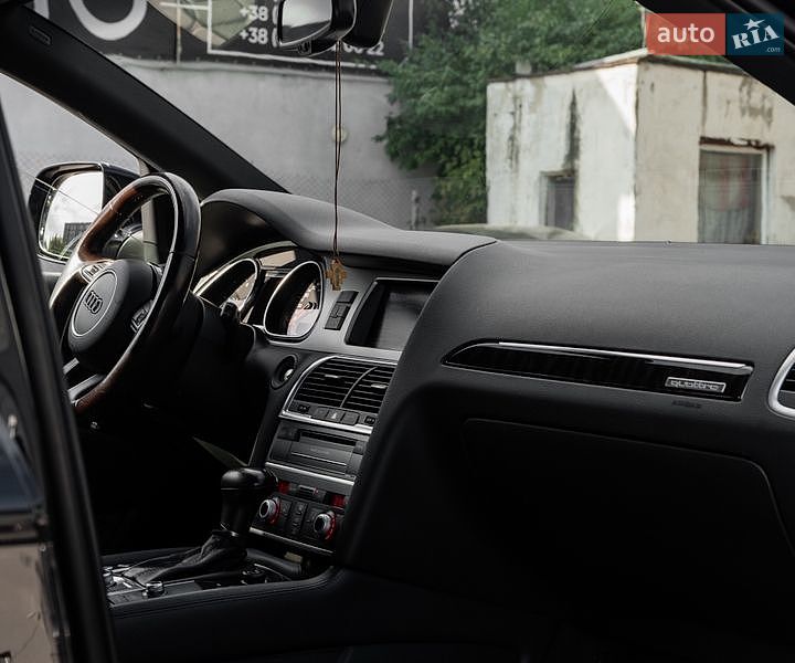 Позашляховик / Кросовер Audi Q7 2015 в Ужгороді