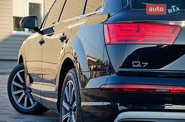 Позашляховик / Кросовер Audi Q7 2016 в Сарнах