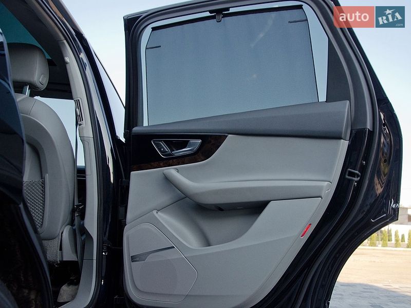 Позашляховик / Кросовер Audi Q7 2016 в Сарнах