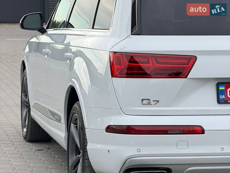 Позашляховик / Кросовер Audi Q7 2018 в Дубні