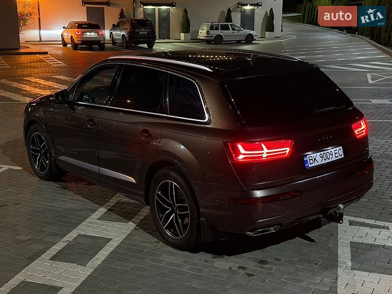 Внедорожник / Кроссовер Audi Q7 2015 в Дубно