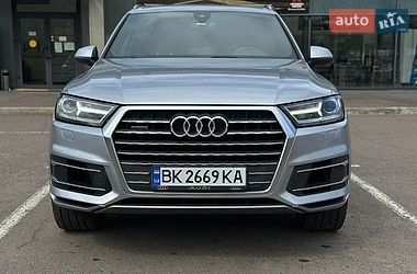 Позашляховик / Кросовер Audi Q7 2016 в Рівному