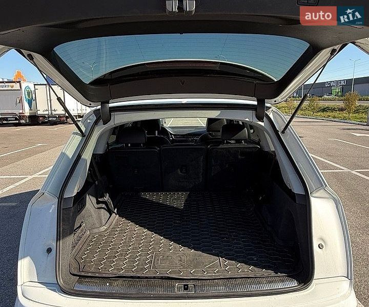 Позашляховик / Кросовер Audi Q7 2017 в Мукачевому