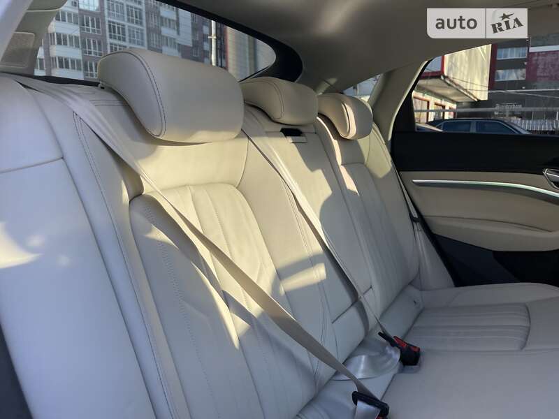 Позашляховик / Кросовер Audi Q8 e-tron 2023 в Хмельницькому