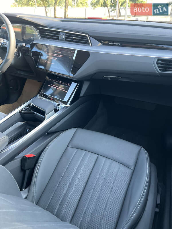 Позашляховик / Кросовер Audi Q8 e-tron 2023 в Дніпрі