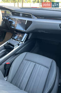 Позашляховик / Кросовер Audi Q8 e-tron 2023 в 
