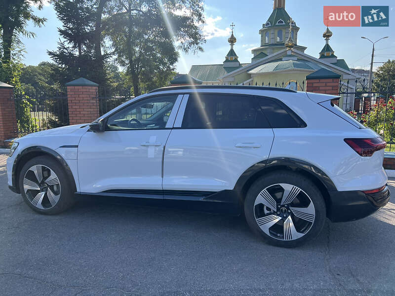 Позашляховик / Кросовер Audi Q8 e-tron 2023 в Дніпрі