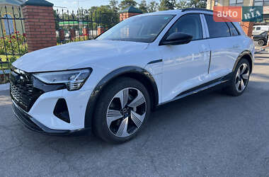 Позашляховик / Кросовер Audi Q8 e-tron 2023 в 