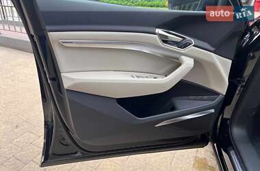 Позашляховик / Кросовер Audi Q8 e-tron 2023 в 