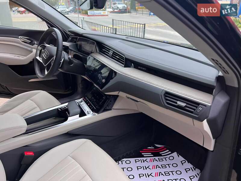 Позашляховик / Кросовер Audi Q8 e-tron 2023 в Львові
