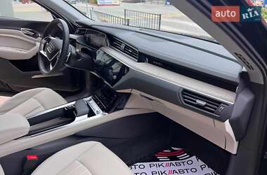 Позашляховик / Кросовер Audi Q8 e-tron 2023 в 