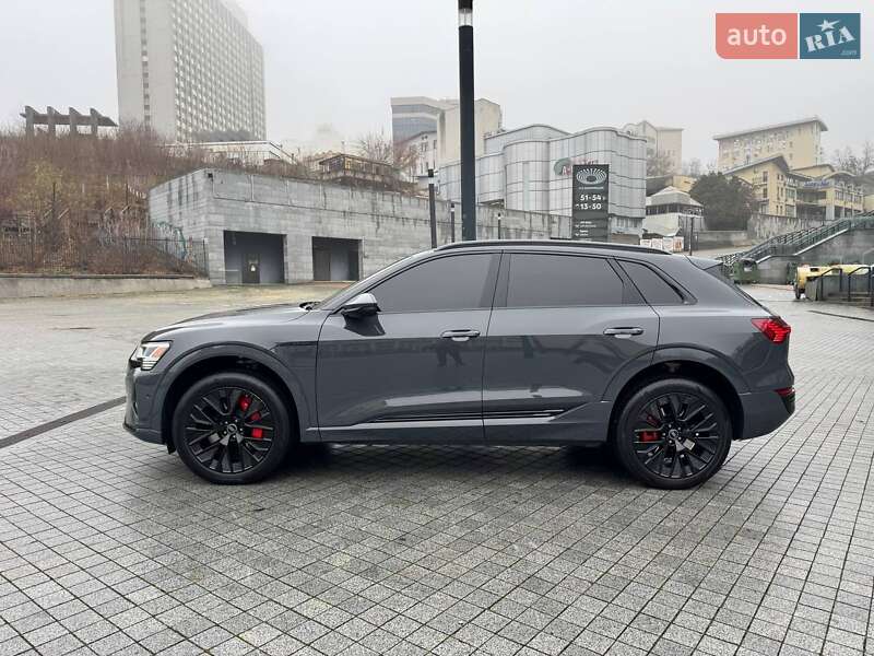 Позашляховик / Кросовер Audi Q8 e-tron 2023 в Києві