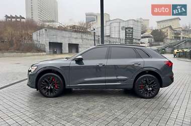 Позашляховик / Кросовер Audi Q8 e-tron 2023 в 