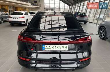 Позашляховик / Кросовер Audi Q8 e-tron 2023 в 