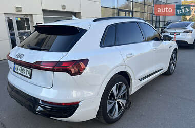 Позашляховик / Кросовер Audi Q8 e-tron 2023 в 