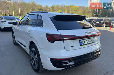 Позашляховик / Кросовер Audi Q8 e-tron 2023 в 