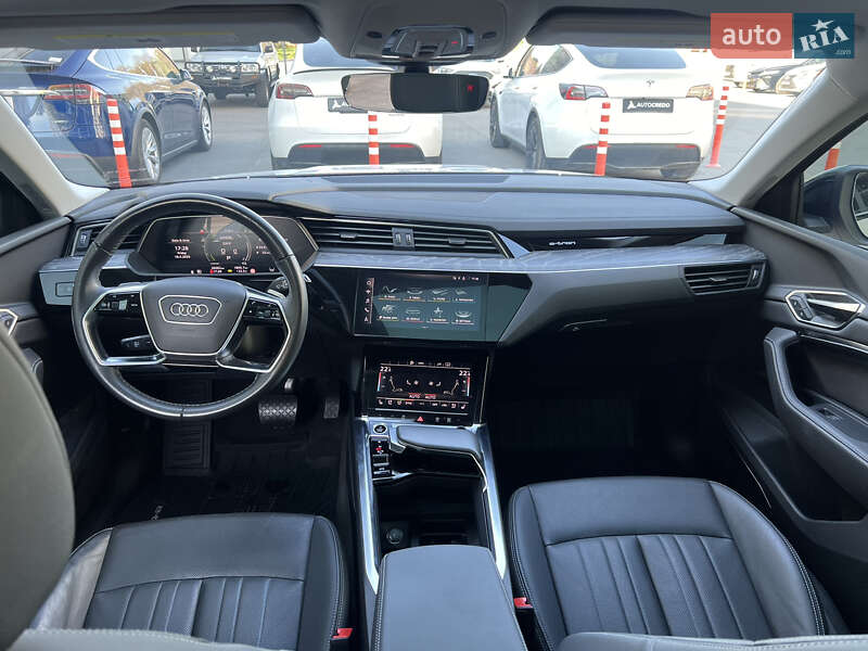 Позашляховик / Кросовер Audi Q8 e-tron 2023 в Харкові