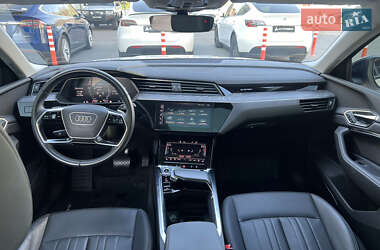 Позашляховик / Кросовер Audi Q8 e-tron 2023 в 