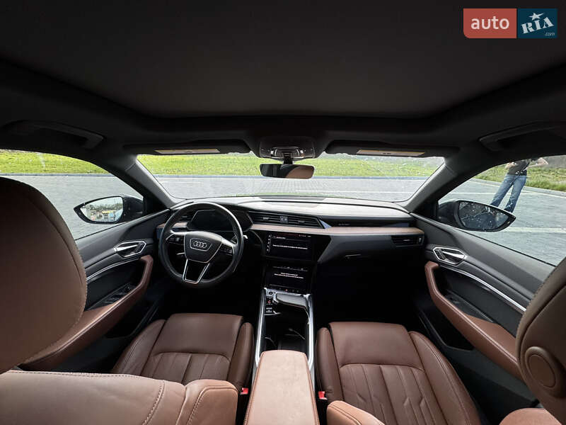 Позашляховик / Кросовер Audi Q8 e-tron 2023 в Львові