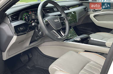 Позашляховик / Кросовер Audi Q8 e-tron 2024 в 
