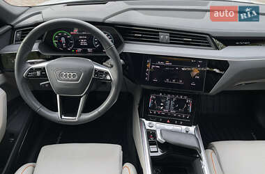 Позашляховик / Кросовер Audi Q8 e-tron 2024 в 