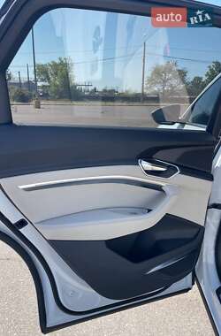Внедорожник / Кроссовер Audi Q8 e-tron 2023 в 