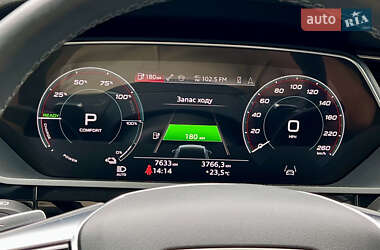 Позашляховик / Кросовер Audi Q8 e-tron 2023 в 