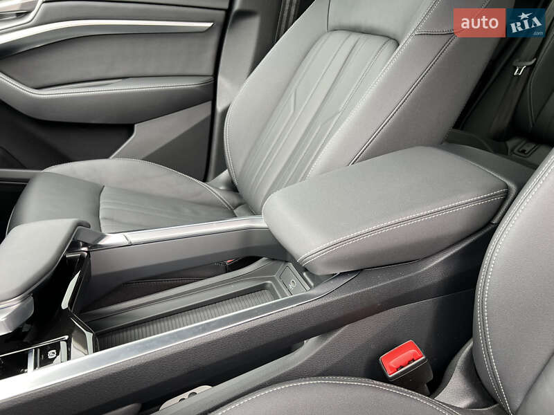 Позашляховик / Кросовер Audi Q8 e-tron 2023 в Києві