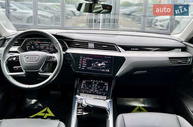 Позашляховик / Кросовер Audi Q8 e-tron 2023 в 