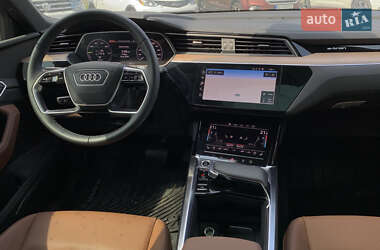 Позашляховик / Кросовер Audi Q8 e-tron 2023 в 