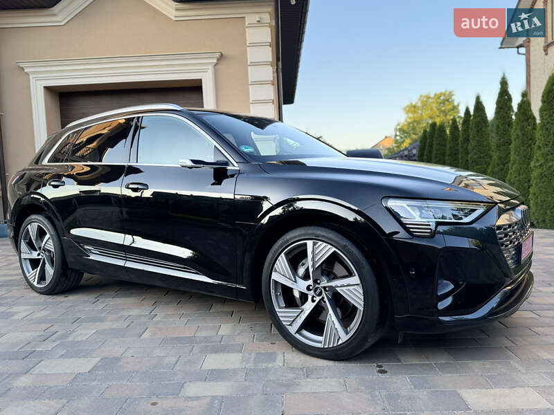 Позашляховик / Кросовер Audi Q8 e-tron 2023 в 