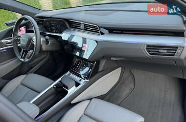 Позашляховик / Кросовер Audi Q8 e-tron 2023 в 