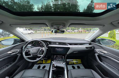 Позашляховик / Кросовер Audi Q8 e-tron 2024 в 